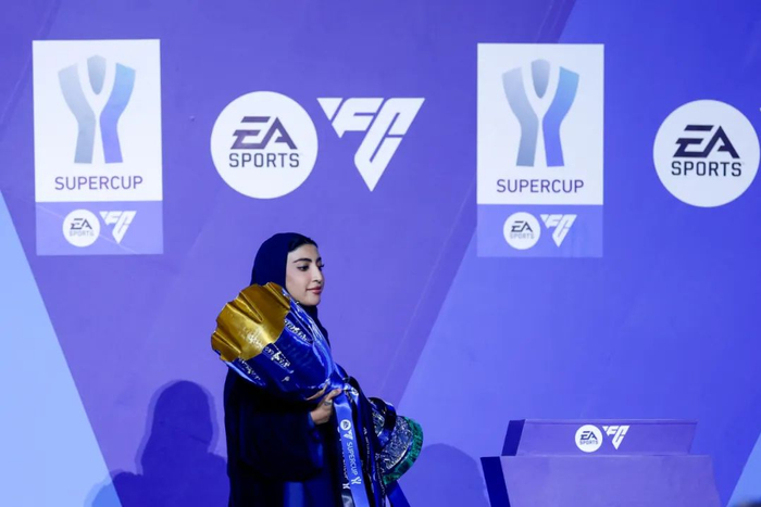 ▲在沙特阿拉伯首都利雅得举行的2023-2024赛季意大利足球超级杯赛场上，一名女性正在展示奖杯。图/IC photo
