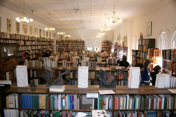橡树丘是专卖“有关书之书”的知名古书店，店内有不少小型手动印刷机装饰。Courtesy of Oak Knoll Books