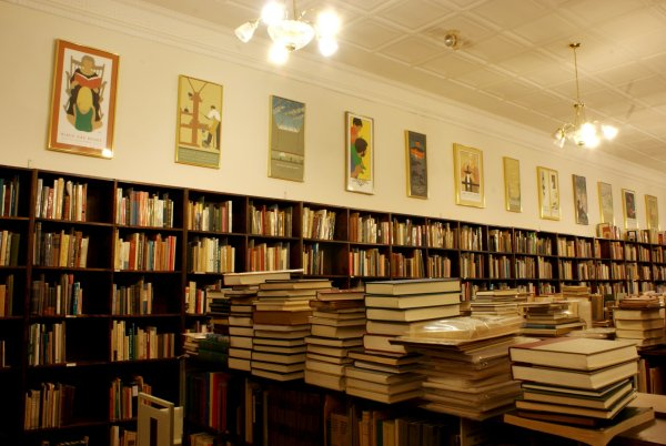 橡树丘书屋的墙上挂满了以书为主题的海报