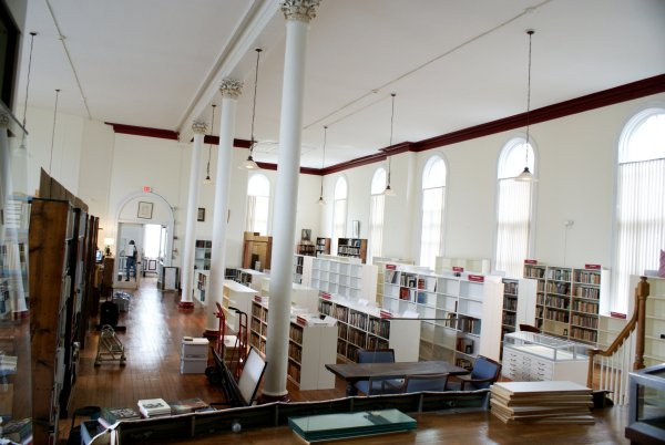 几位古书商2010年时曾在橡树丘书屋所在建筑的二楼开了家联合书店，我到访时尚未开张，书商们正陆续把书上架