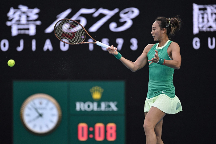 郑钦文在开场略有些紧张，但很快就通过发球得分找回节奏。