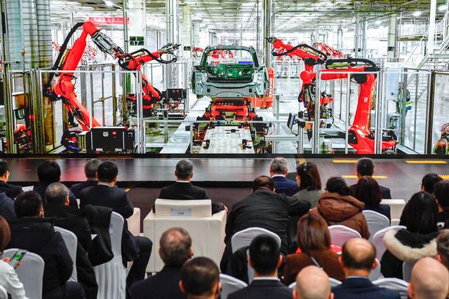 1月26日，参会嘉宾观看奥迪一汽新能源汽车有限公司生产车间的宣传短片。新华社记者许畅摄