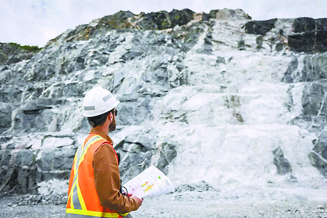 美国正加速打造本土电池产业链。图为一家澳大利亚矿业企业在北美调查锂矿。（法新社）