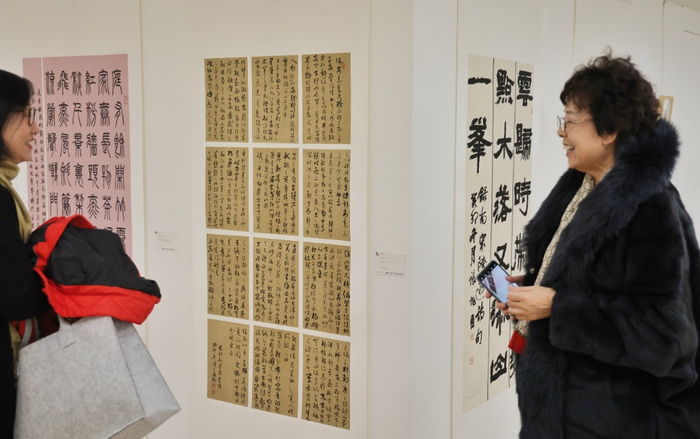 展览现场充满了欢声笑语 白继开摄