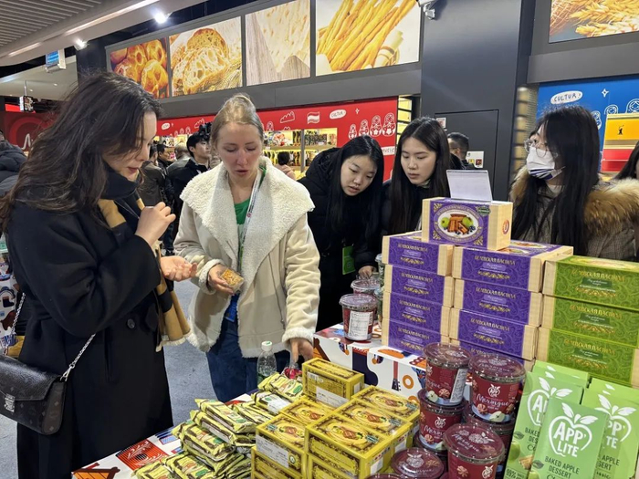 俄罗斯商家人员正在向市民推荐产品。保税港区集团供图