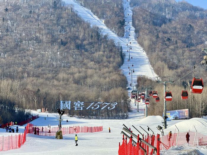 遊客在黑龍江省亞布力滑雪旅遊度假區滑雪(1月12日攝).