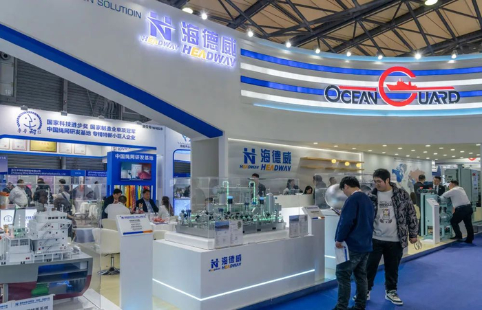2023年12月5日，上海，观众在中国国际海事会展的海德威展位参观