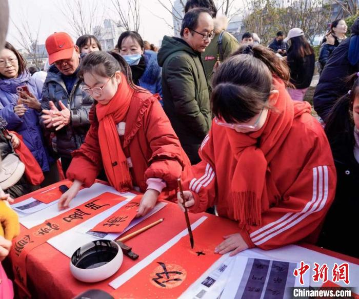 江苏徐州巨幅春联迎新年仪式感里贺新春