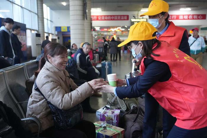 李超宇/攝1月26日春運首日,在南寧開往北京西的z6次列車上,列車工作