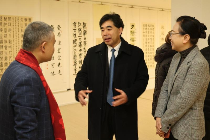 北京市老龄协会会长董杰昌(中)与北京晚报总编辑张冬萍(右),北京晚报