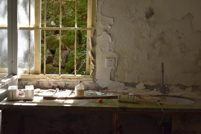 荒废的旧卫生所