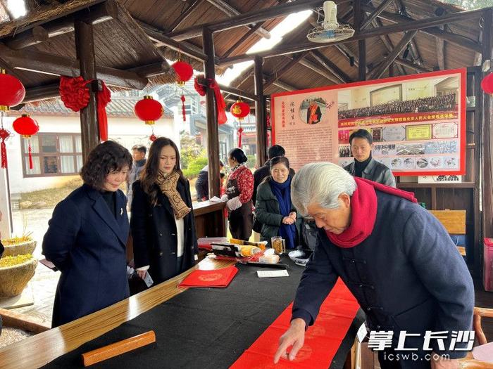 賀文兵 通訊員 秦詠汐 攝影報道)殺年豬,打餈粑,磨豆漿,剪窗花,寫春聯