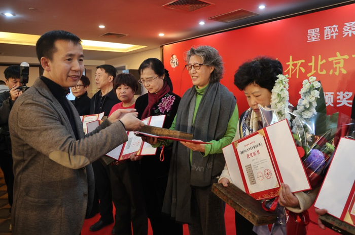北京晚报副总编辑谢星文为获奖者颁奖 白继开摄