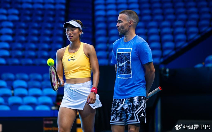 能在澳网拿到如今的成绩，里巴说很为郑钦文开心。  图/里巴微博