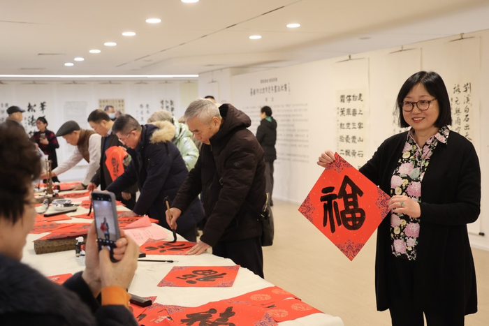 典礼后，获奖者与少年书法爱好者一起为观众写福字与春联。白继开摄