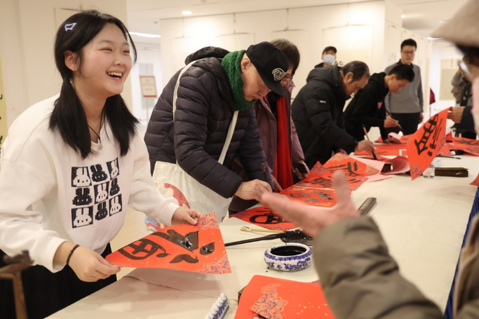 典礼后，获奖者与少年书法爱好者一起为观众写福字与春联。 白继开摄