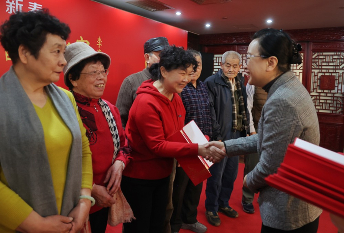 北京晚报总编辑张冬萍为获奖者颁奖 白继开摄