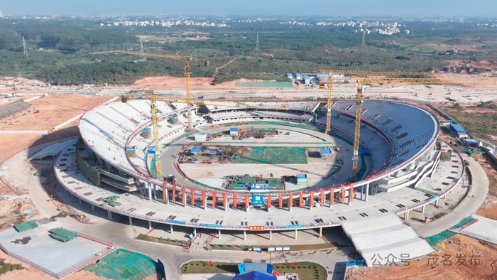 1月18日，茂名奥体中心体育场封顶