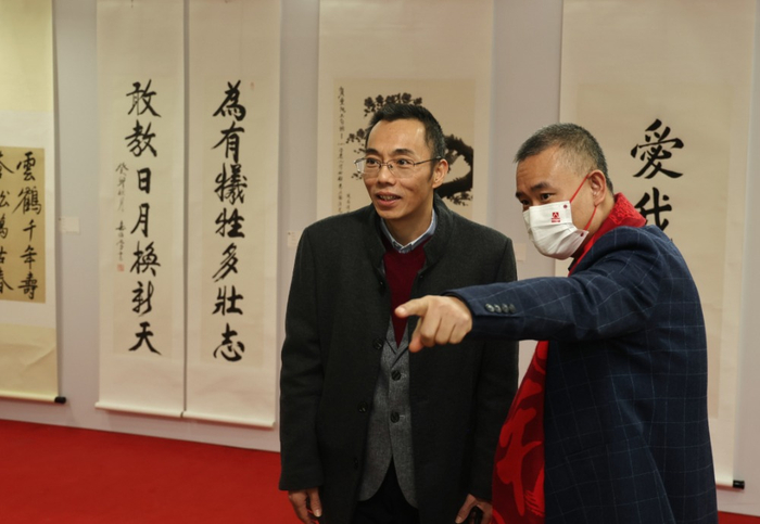 北京老龄协会会长宣传处长郭南方（左）与北京晚报五色土编辑部主任周家望（右）在展览现场进行交流 白继开摄