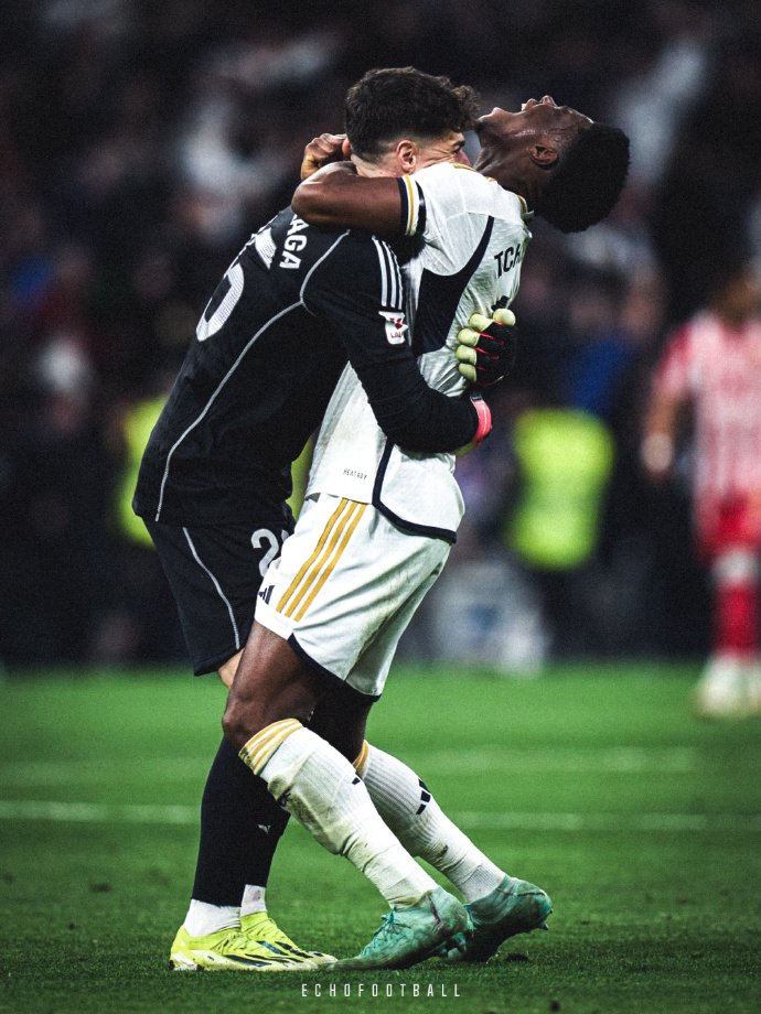 楚阿梅尼（右）庆祝进球。