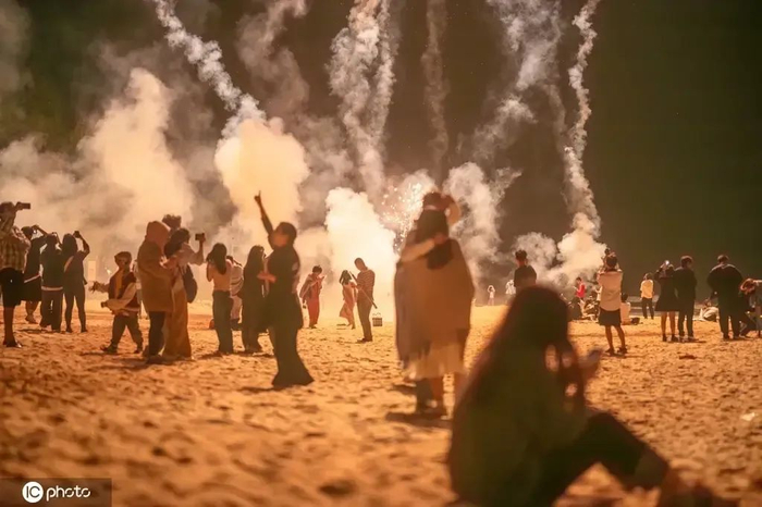 跨年夜，人们放烟花庆祝新年。图源自东方IC