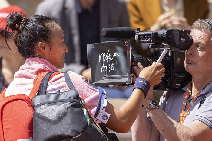 19岁的郑钦文，就在法网闯入16强。