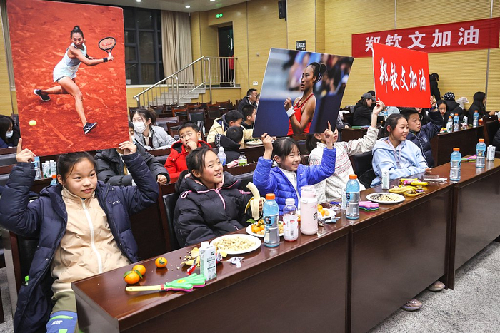 孩子们观看郑钦文的比赛。