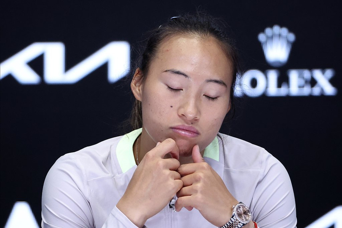 郑钦文在赛后新闻发布会落泪。