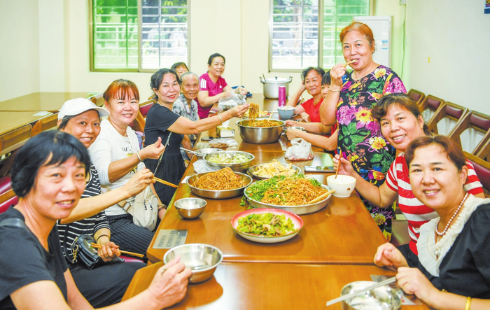 2023年11月6日，在海秀街道海口港社区老年人日间照料中心长者饭堂内，老人们欢聚一堂。记者 康登淋 摄