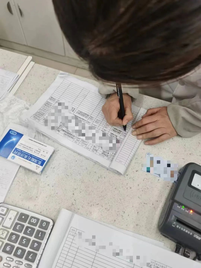 ▲1月中旬，陈锋在山西一家药店尝试购买右美沙芬，店员在台本上登记信息。受访者供图