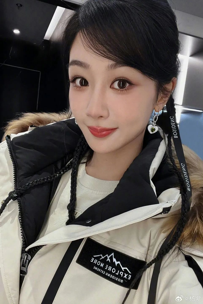 眼神很有戏的杨紫,在戏外双眼同样抢镜.