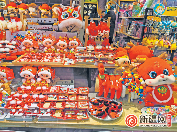 德汇万达广场一礼品店内的各类“龙”元素文创商品。（全媒体记者黄夕芝摄）