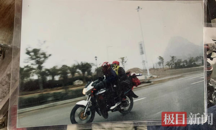 骑摩托返乡的汪正年夫妇 图源：受访者