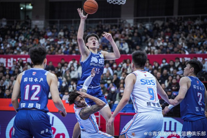 杨瀚森（中）拿下23分、14个篮板和8次助攻。