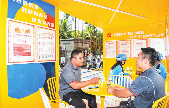 快递员在驿站休息、聊天。记者 康登淋 摄