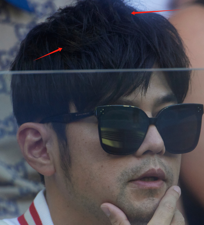 周杰伦夫妇看澳网男方穿万元外套戴假发昆凌大浓眉显土气