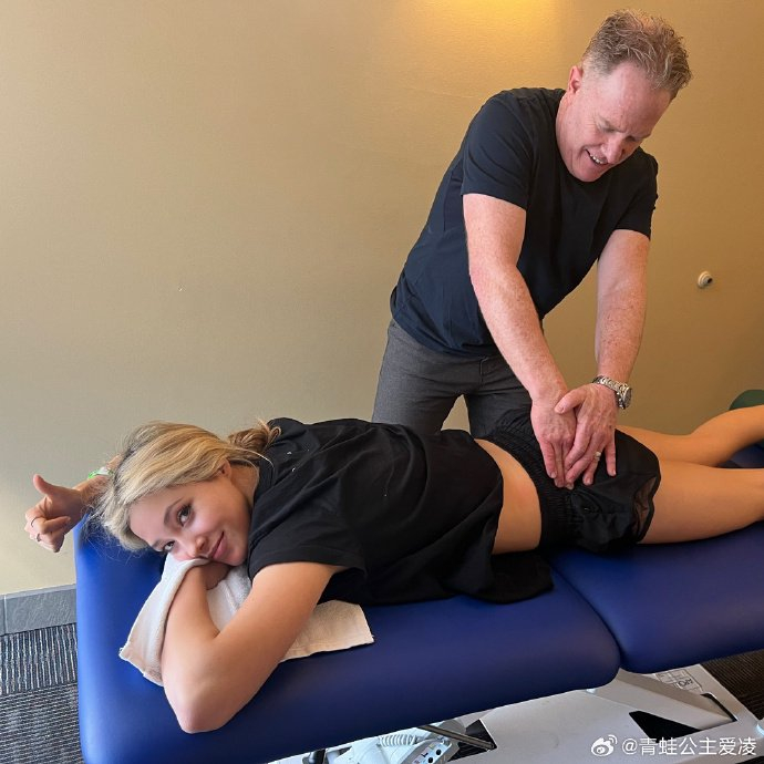 谷爱凌接受治疗。