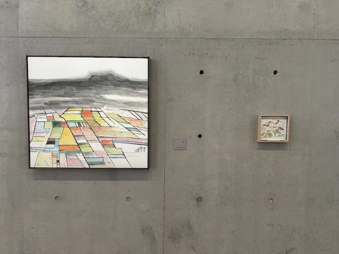 展览现场，《大地》（1991）与其草图并列
