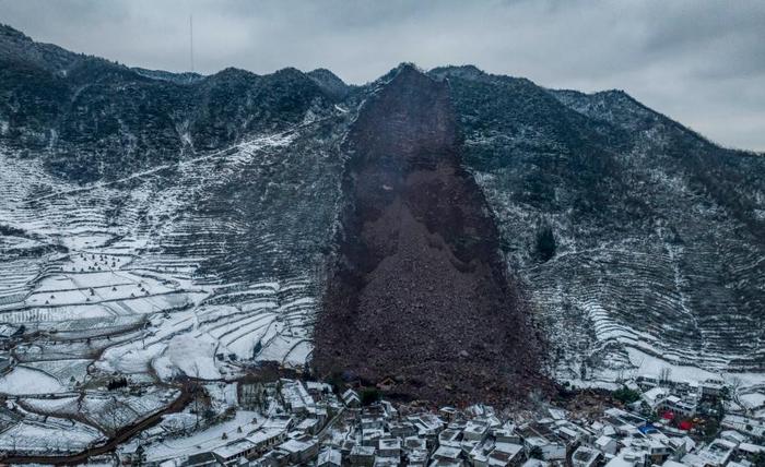 本次山體滑坡類型崩塌區屬構造侵蝕剝蝕中山地貌陡斜坡地形,斜坡坡度