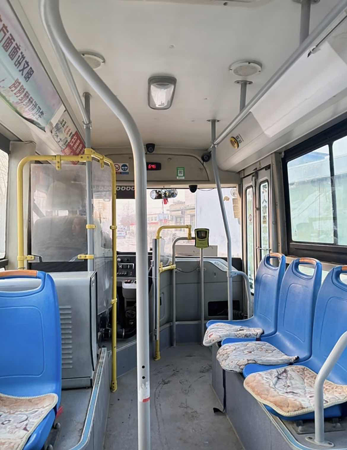 这里途经村子的公交车上配套设施很好,座椅上有专门的坐垫