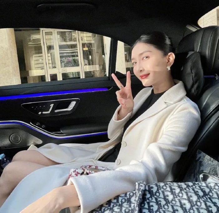 38岁江疏影生图太惊艳!坐豪车老板位御姐范十足,气质高贵很养眼