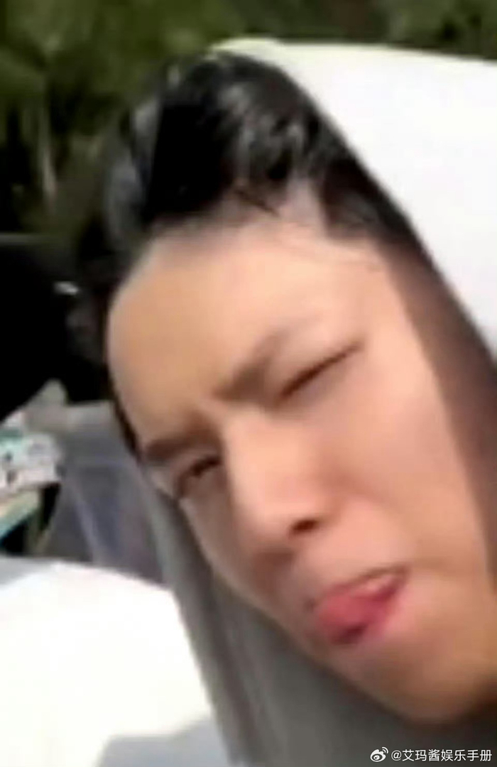 刘耀文吐舌头被网友审判没有少年感……|刘耀文_新浪新闻