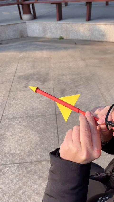 用吸管给小朋友做了一个小火箭他玩了一下午