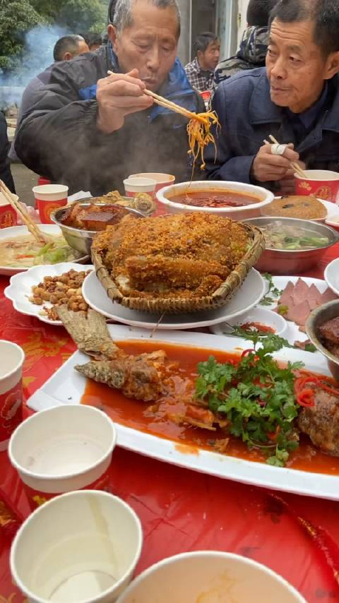 四川南充的坝坝宴这一桌好巴适第一次见用筲箕装蒸菜了