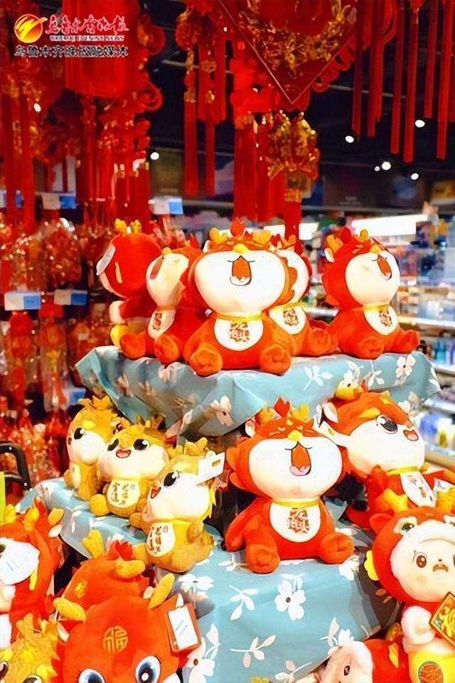 　　乌鲁木齐各大重点商圈，新春氛围感满满。春联、福字、彩灯、吊钱、玩偶等新春装饰一应俱全。受访者供图