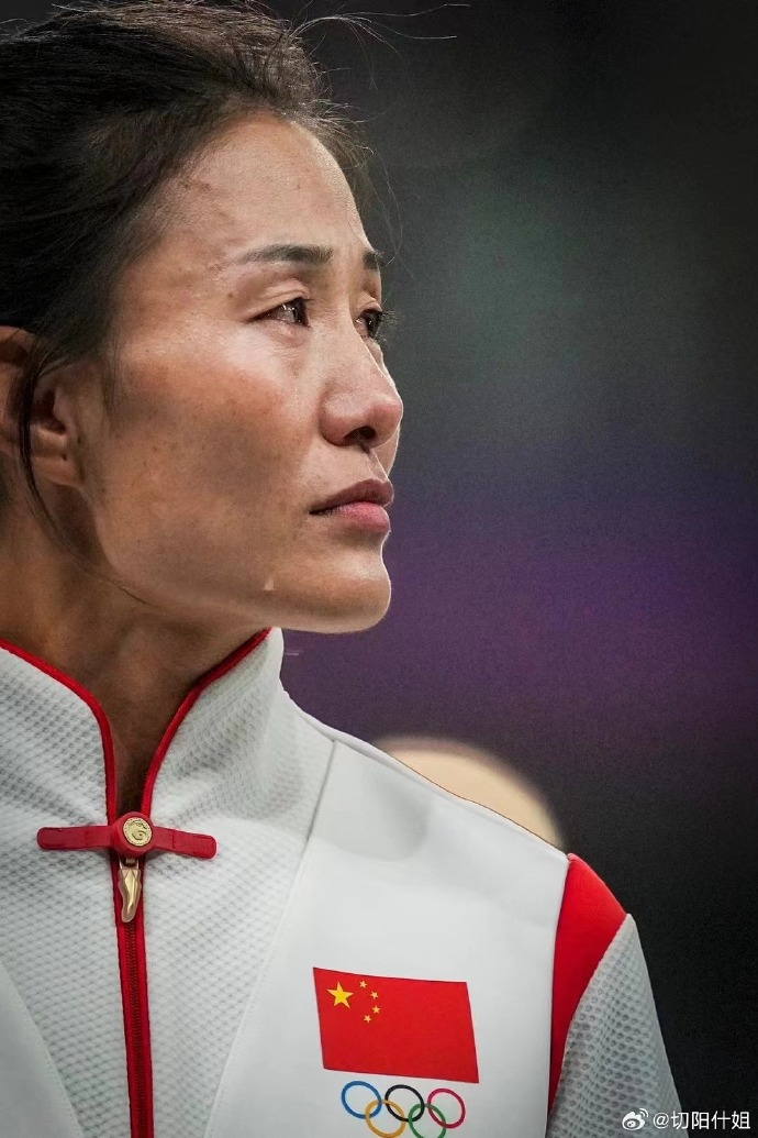 切阳什姐站在递补金牌的奖台上。@切阳什姐 图