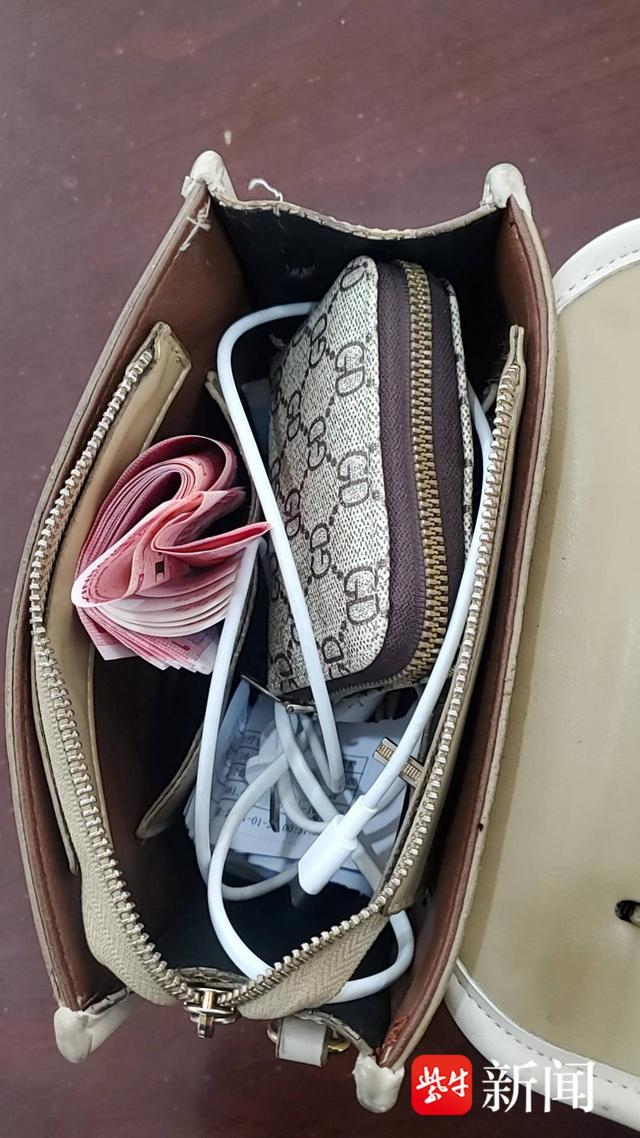 发现上一名乘客将手提包遗失在车上,包里有现金1700多元和住院资料