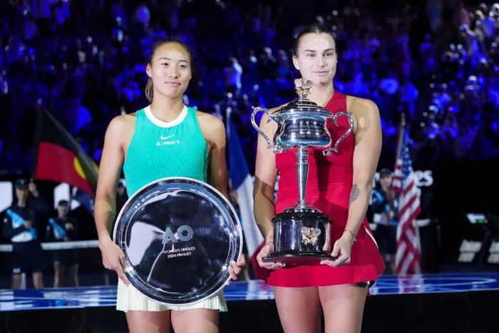 ▲1月27日，萨巴伦卡（右）和郑钦文在颁奖仪式上合影。