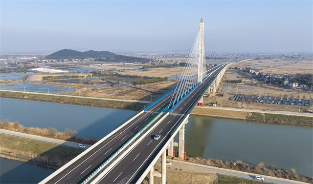 安徽庐江兆河特大桥通车主塔相当于33层楼高度