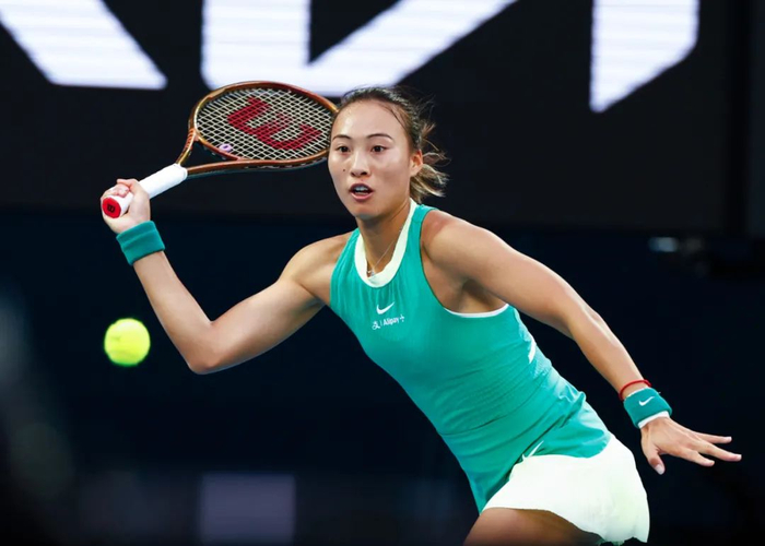 ▲1月27日，郑钦文在比赛中回球。